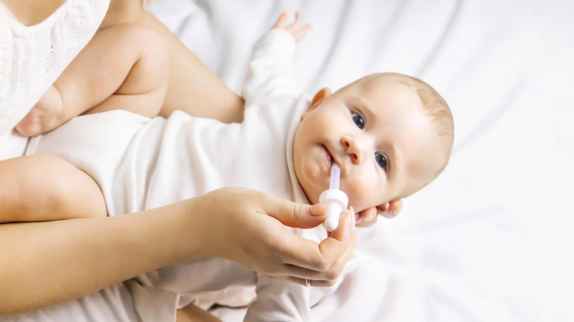 mother-gives-infant-baby-medicine-1 Major Study Backs Baby Painkiller Safety