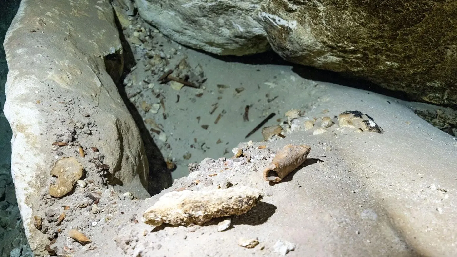 underwater-cave-fossil-fragments-1 Underwater Bones Reveal Ancient Secrets